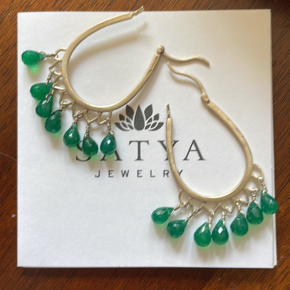 Satya Jewelry Silver Hoop Earrings with Green Teardrop Beads